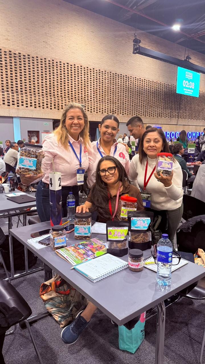 Fundadoras de Afrika Masticables mostrando los snacks